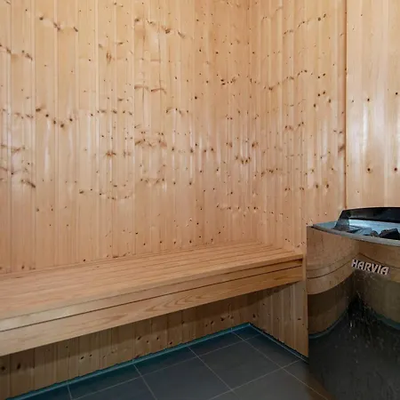 度假居 24 Persons In *